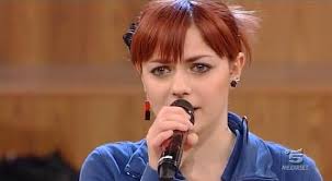 Sulla sua vita sentimentale, la cantante è sempre stata parca di dettagli. Annalisa Scarrone Di Amici Ho Avuti Crisi Di Panico Lanostratv