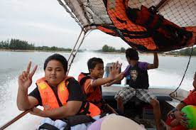 Tetapi untuk ke pulau kapas, perjalanan bot hanya mengambil masa 10 minit dari tanah besar ke pulau. Percutian Ke Pulau Kapas Terengganu Ghazaliyusri