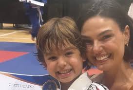 Isis Valverde se reúne com noivo, Marcus Buaiz, e o ex-marido, André Resende