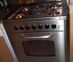 Fırını deterjanla temizlerken lastik cildi kullanmanız ve cildi tahrişe ve zararlara karşı korumak tavsiye edilir. Firini Birkac Dakika Icinde Temizlemek Ne Kadar Kolay Firinin Icindeki Eski Ve Yanmis Yaglar Nasil Temizlenir