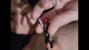 Milf américaine se masturbe avec une ventouse de clitoris et une pince à  tétons