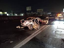 El accidente se registró en el kilómetro 16, con dirección a pachuca, en el paraje conocido como el gallito, del poblado de santa clara coatitla, donde un autobús que intentaba rebasar por el carril de extrema derecha a exceso de velocidad, se impactó en la parte trasera de dos unidades de la línea. Fatal Accidente Deja A Una Mujer Sin Vida Conductor Huye