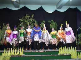 Suatu hari, orang tuanya meminta praomook menikahi chalunthorn untuk menghilangkan kesialan darinya. Burung Kasuari Yang Sombong Operet Joglo Drama Mbah Brata