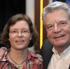 Gauck schließt sich weder politischen massenorganisationen für kinder noch joachim gauck. Gesine Gauck Die Verhaltnisse Sind Geordnet Nur Eben Anders Welt