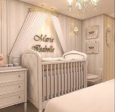 Resultado De Imagem Para Papel De Parede Para Quarto De Bebe Feminino Princesa Decoracao Quarto Bebe Menina Quarto De Bebe Feminino Ideias Para Quarto De Bebe Decoração de quarto de bebê gêmeos com papel de parede zigue zague e luminárias em formato de nuvem. quarto de bebe feminino