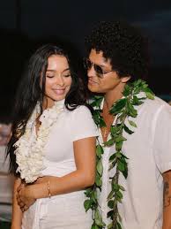 Bruno Mars: quem é Jessica Caban, namorada do cantor?