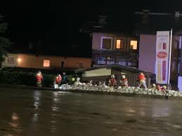 Der ort kelchsau (bezirk kitzbühel) war in der früh zudem wegen einer mure abgeschnitten. 2fjg2jeqqnnowm