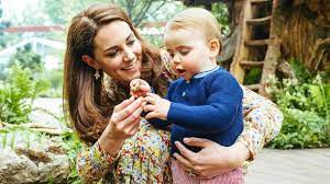 Harry, herzogin meghan, prinz george, herzogin camilla, prinz william, prinz charles, kates mutter carole middleton, herzogin kate mit prinz louis, kates vater michael francis middleton, prinzessin. William Und Kate Teilen Neue Fotos So Gross Ist Prinz Louis Jetzt