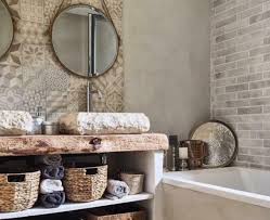 Salle de bain theme nature noire et bois baignoire ilot ardoise japonisante style japandi cloison en bambou deco zen épuré faux plafond led minimalisme. 11 Idees Et Astuces Deco Pour Sa Salle De Bain Kozikaza