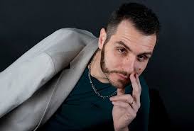 Svelare il Fiocco Viola: Un'intervista con Giordano Amici sul suo singolo  contro l'anoressia maschile