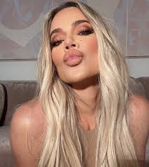Ychwanegodd Khloé Kardashian lun newydd.