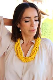 Collar de tela amarilla brillante, collar textil grueso, collar único hecho  a mano de forma libre, collar de bufanda de tela, joyería con nudo de tela  llamativo