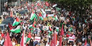 .gérald darmanin a décidé d'interdire les manifestations de solidarité avec les palestiniens, à new york des milliers de personnes ont pu manifester leur soutien aux cris de « free free palestine! Manifestation Propalestinienne A Bruxelles Une Dizaine De Jeunes Interpelles La Libre