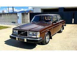 Throughout his career, volvo's chief designer, jan wilgaard, insisted that functional, sensible designs are the best looking. Volvo 240 Braun Gebrauchtwagen Gebrauchtwagen Suchen Das Parking