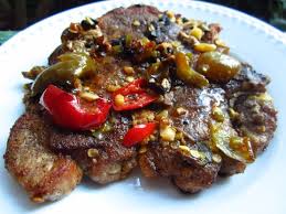 In una pentola versate l'aceto con l'acqua e il sale, unite gli spicchi d'aglio e i grani di pepe e portate ad ebollizione. Peperoni Sott Aceto Alimenti Peperoni Sottaceto Alimento