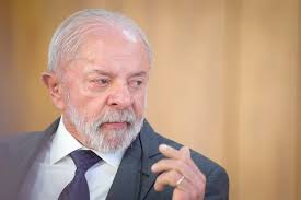 Governo Lula vê risco de interferência dos EUA após articulações de Flávio e Eduardo Bolsonaro no exterior