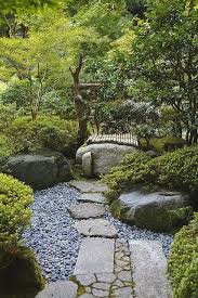 A Careful Balance Between The Natural And The Engineered Characterizes Japanese Gardens This Path Exemplifie Japanischer Garten Gartengestaltung Bilder Garten