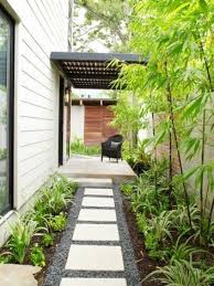 Taman tidak sebatas berfungsi untuk mempercantik rumah, lebih dari itu untuk memberi ruang hijau dan memberikan sentuhan asri serta udara sejuk. 18 Kreasi Taman Minimalis Sederhana Untuk Hunian Kecil Sejasa Com