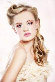30 Vintage Hairstyles Ideas To Look Like Princess Hairstyles Ideas Princess Vintage Vintage Hairstyles 1940s Hairstyles For Long Hair Long Hair Styles
