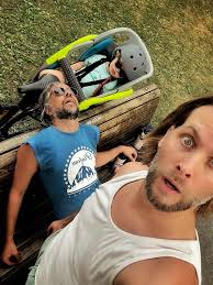 J'avais besoin de nouveaux portra'ts 📷 Lequel votre préféré? Mettons...  Lequel vous mettriez derrière un premier roman, genre... ;p  #editionslesmalins Merci #hothusband ❤️ #portraits #auteur #scénariste  #réalisateur #cinéaste Crédit photos ...