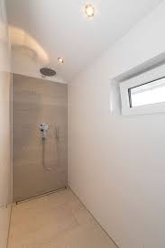 Grosse Raumhohe Dusche Mit Regenduschkopf Und Toller Beleuchtung Badezimmer Dusche Badezimmer Badezimmer Renovieren