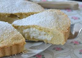 50gr burro 50gr zucchero 100gr cocco rapè 2 cucchiai liquore a piacere 3 albumi 150 cioccolato fondente 200 panna fresca per dolci. Crostata Morbida Con Crema Al Cocco Ricette Idee Alimentari Dolci