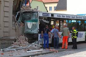 Weitere ideen zu bus wohn, wohnen, bus. Halberstadt Im Harz Bus Kracht In Haus Ein Toter Panorama Stuttgarter Nachrichten