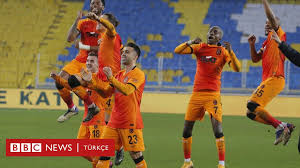 Yayıncı kuruluşun tekrar gösterdiği pozisyonun ofsayt olmadığı ortaya çıktı. Galatasaray Kadikoy De Fenerbahce Yi 1 0 Yenerek Ligde Liderlige Yukseldi Bbc News Turkce