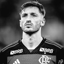 🚨 O Matías Viña segue em cativeiro pelo Filipe Luís no Flamengo.  lamentável essa insistência pelo Ayrton Lucas.