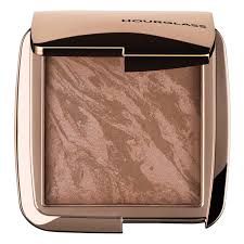 Amazon Com Hourglass Ambient Lighting Bronzer In Luminous Bronze Light Highlighting Bronzer For A Natural Sun Kissed Glow Vegan And Cruelty Free Beauty