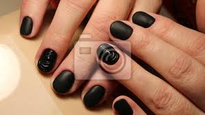 Explore the official opi® site and discover the latest in opi nail polishes and gels, nail care systems, and nail art trends. Manikure Design Schwarz Elegante Matte Nagel Mit Einer Glanzenden Leinwandbilder Bilder Schone Gepflegt Manikure Myloview De