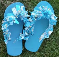 Create An Original Look With Scrap Fabric On Flip Flops Flip Flop Craft Decorating Flip Flops Diy Flip Flops