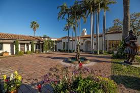 Nba superstar lebron james' new place includes a pool amongst a host of other incredible features. Lebron James Reportedly Buys 39 Million Mansion With Famous Former Owners