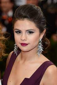 Les 15 Plus Belles Coiffures De Selena Gomez Belle Coiffure Selena Selena Gomez