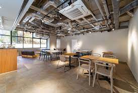 中目黒駅から徒歩5分 コーヒースタンド併設のレンタルスペース イベントスペースです カフェや飲食店シーンの撮影はもちろん 自然光が豊富なのでアパレルや雑貨のブツ撮りにも最適 駒沢通り沿い路面店舗ですので 撮影機材の搬入もスムーズです コーヒースタンド