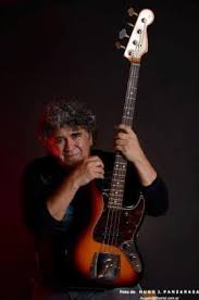 El legendario bajista, guitarrista, cantante y compositor, vuelve a conformar otro power trío, esta vez junto a una gran cantidad de músicos invitados. Rino Rafanelli El Siestero