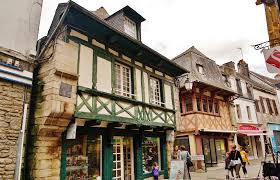 À quelques mètre vous trouverez la rue piétonne(rue du fil) avec ces maisons a colombage. Photo A Pontivy 56300 La Ville Pontivy 360423 Communes Com