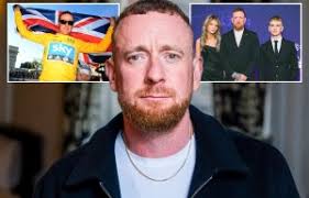 Olympic hero Sir Chris Hoy shrugs off broken back agony to power through  gruelling weight-lifting regime in gym