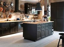 Caissons et un bar capable daccueillir quatre tabourets de teintes douces lintgration dans le choix des armoires qui se marie avec lot noir et hotte suspendue dans la place fait dfaut vitant une. Cuisine Avec Ilot Central 27 Idees Inspirations Homelisty Cuisine Metod Ikea Cuisine Moderne Amenagement Cuisine