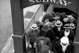 O filme tempos modernos, mostra a vida de operários com a revolução industrial, em que houve a passagem da produção artesanal, para a produção em série. Tempos Modernos 1936 Cinema Debate