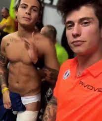 Benji & fede è un duo pop italiano, formato da benjamin mascolo e federico rossi, due ragazzi 20enni che si sono conosciuti tramite facebook e nonostante le distanze (benji all'epoca viveva in australia, fede in italia) i due ragazzi si sono impegnati da subito a lavorare insieme, tramite internet. Benji E Fede Negli Spogliatoi Video Archivio Biccy It