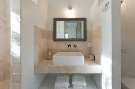 Il a fallu trouver une solution car le poseur de céramique avait fini son travail lorsque nathalie a réalisé. Salle De Bain Avec Un Carrelage Beige Photos Et Idees Deco De Salles De Bain Avril 2021 Houzz Fr
