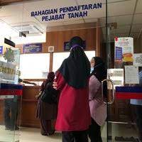 Pejabat pelajaran daerah (ppd) mula ditubuhkan pada tahun 1982. Pejabat Tanah Batu Pahat Capitol Building