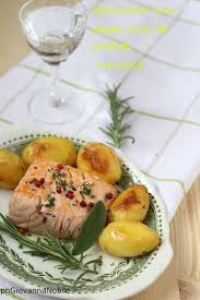 Riscaldate una padella a doppio fondo o una piastra con il coperchio, nel frattempo spennellate i filetti di salmone con l'olio evo, spolverate con il noi in famiglia amiamo anche gustarlo con dell'ottimo riso basmati allo zafferano, ma potete anche servirlo con del purè di patate o delle patate arrosto o bollite. Salmone Con Pepe Rosa Ed Erbe Aromatiche E Patate Novelle Al Forno La Cuoca Eclettica