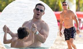 Bear when wahlberg and macfarlane's characters trash a hotel room in a brawl filled. Mark Wahlberg Shows Off His Impressive Shirtless Physique Daily Mail Online