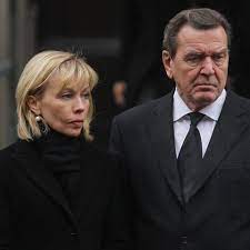 Damals beschloss ich, nicht (wie mein namensvetter gerhard schröder später) am tor des kanzleramts zu rütteln, um da rein zu wollen, sondern mein künftiges leben ganz dem sozialen engagement zu widmen. Gerhard Schroder Hochzeit In Berlin Ohne Seine Kinder Gala De