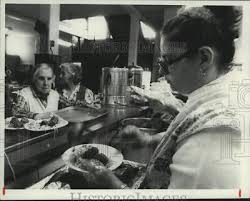 1986 Press Photo Corina Morin Serving Lunch at Keener Senior Kitchen