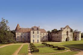 Abbaye A Saint Martin L Ars Vienne A Louer Pour Des Evenements Professionnels Et Prives Rassemblant Entre 60 Et 250 Perso Abbaye Reine De France Saint Martin