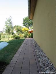 Traufstreifen Mit Gefalle Side Yard Landscaping House Landscape Backyard Landscaping