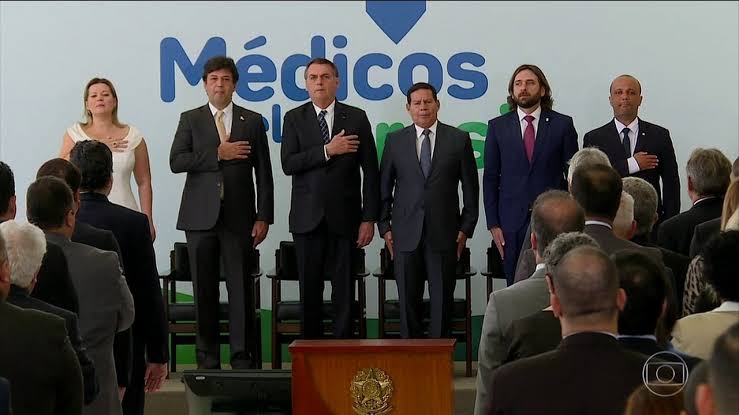 Resultado de imagem para Bolsonaro sanciona lei que cria programa Médicos pelo Brasil"
